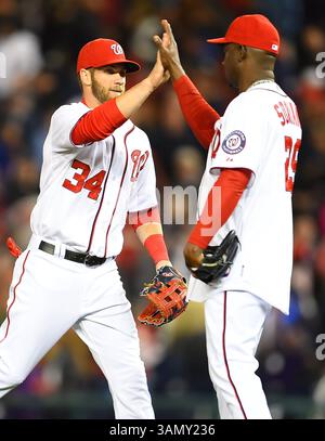 18. April 2014: Washington, DC, USA - Washington Nationals linker Feldspieler Bryce Harper (34), Rafael Soriano, nach einem Sieg 3-1 über die St. Louis Cardinals im Nationals Park in Washington am Freitag, den 18. April 2014. (Bild: © Harry E. Walker/MCT/ZUMAPRESS.com) Stockfoto