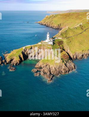 Blick aus der Vogelperspektive auf den Start Point Lighthouse und zerklüftete Klippen mit Blick auf das Meer, Kingsbridge, England. Stockfoto