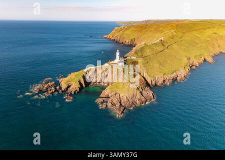 Blick aus der Vogelperspektive auf den Start Point Lighthouse, die Klippen und das Meer in der Landzunge Kingsbridge, England. Stockfoto
