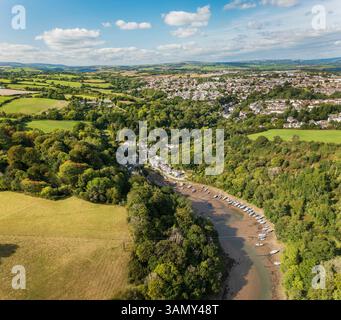 Blick aus der Vogelperspektive auf das Dorf Forder und die Boote, die auf dem Lynher River in wunderschöner Landschaft, Cornwall, Großbritannien, liegen. Stockfoto