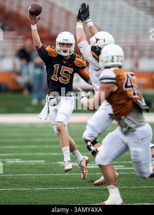 19. April 2014: Austin, Texas, Vereinigte Staaten von Amerika - 19. April 2104: Texas Longhorns Quarterback Trey Holtz (15) wirft einen Pass während des jährlichen Texas Football Orange-White Scrimmage im Darrell K Royal-Texas Memorial Stadium in Austin, Texas, Texas. (Kreditbild: © Tim Warner/Cal Sport Media/ZUMAPRESS.com) Stockfoto