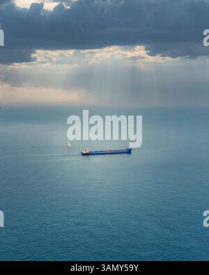 Luftaufnahme des Frachtschiffs und der Yacht am Hafen von Fowey, Cornwall, Großbritannien. Stockfoto