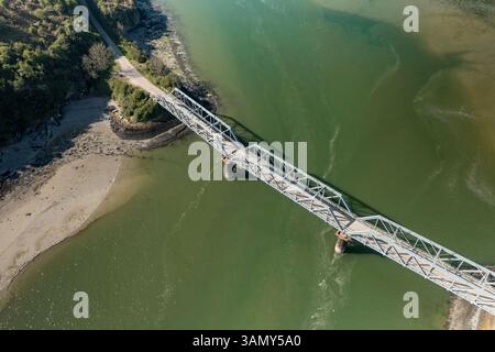 Blick aus der Vogelperspektive auf die Little Petherick Creek Bridge über den Kamelweg, der dem Fluss Camel folgt, nach Padstow & Rock, Petherick, Padstow, Cornw Stockfoto