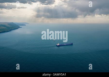 Luftaufnahme des Frachtschiffs und der Yacht am Hafen von Fowey, Cornwall, Großbritannien. Stockfoto