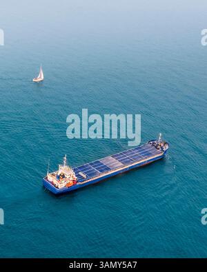 Luftaufnahme des Frachtschiffs und der Yacht am Hafen von Fowey, Cornwall, Großbritannien. Stockfoto