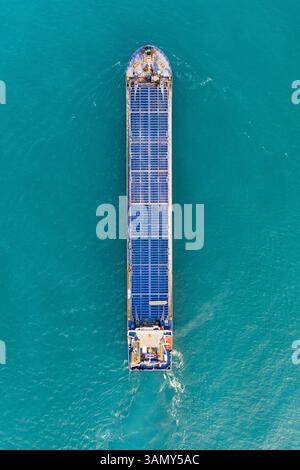 Luftaufnahme des Frachtschiffs und der Yacht am Hafen von Fowey, Cornwall, Großbritannien. Stockfoto