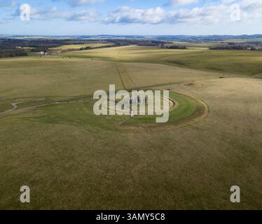 Aus der Vogelperspektive von Stonehenge stehende Steinmonolithen mit Blick auf die Landschaft von Wiltshire, Salisbury, Wiltshire, Großbritannien. Stockfoto