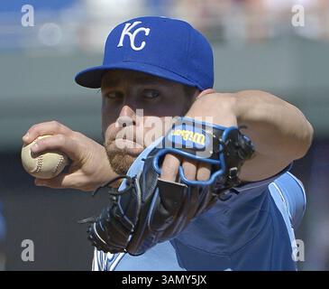 19. April 2014 – Kansas City, MO, USA – Kansas City Royals Relief Pitcher Greg Holland (56) schließt am Samstag, 19. April 2014 das neunte Inning gegen die Minnesota Twins im Kauffman Stadium in Kansas City ab. Die Royals besiegten die Zwillinge mit 5:4. (Kreditbild: © John Sleezer/MCT/ZUMAPRESS.com) Stockfoto