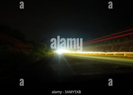 Bänder des Lichts in der Nacht: Eine Reise in Bewegung Stockfoto
