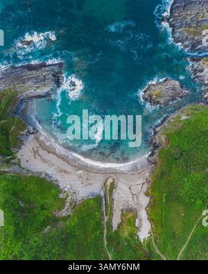 Luftaufnahme von Lansallos, Parsons Cove, bei Sonnenuntergang, Cornwall, Großbritannien Stockfoto