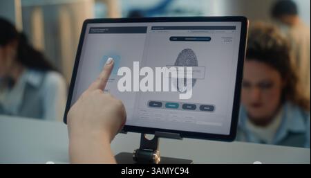 Check-in-Schalter im Flughafenterminal: Nahaufnahme einer Frau, die zum Scannen von Fingerabdrücken den Finger auf den Touchscreen drückt. Tablet-Computer-Software zur biometrischen Identifikation des Reisenden für den Flug. Stockfoto