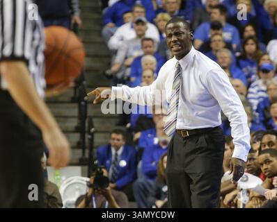 4. März 2014: Lexington, KY, USA: Anthony Grant, Cheftrainer von Alabama Crimson Tide, streitet sich am Dienstag, den 4. März 2014 in Lexington, Ky, mit Beamten während eines College-Basketballspiels gegen die Kentucky Wildcats. (Abbildung: © Mark Cornelison/MCT/ZUMAPRESS.com) Stockfoto