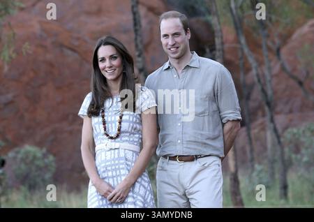 22. April 2014 – Yulara, AUSTRALIEN – der britische Prinz William Right und seine Frau Kate, die Herzogin von Cambridge, posieren für Fotos auf dem Kuniya Walk in Uluru, Australien, Dienstag, 22. April 2014. Das Paar ist auf einem dreiwöchigen Besuch in Australien und Neuseeland. (Bild: © Prensa Internacional/ZUMAPRESS.com) Stockfoto