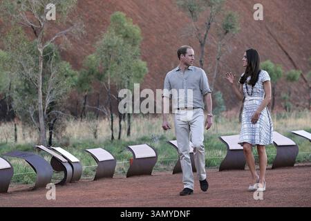 22. April 2014 - Yulara, AUSTRALIEN - der britische Prinz William, Linke, und Kate, die Herzogin von Cambridge, gehen am Dienstag, 22. April 2014 auf dem Kuniya Walk in Uluru, Australien. Das Paar ist auf einem dreiwöchigen Besuch in Australien und Neuseeland. (Bild: © Prensa Internacional/ZUMAPRESS.com) Stockfoto