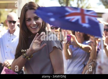 22. April 2014 - Yulara, AUSTRALIEN - die britische Herzogin Kate von Cambridge winkt Kindern bei einem Besuch der National Indigenous Training Academy in Yulara, Australien, am Dienstag, den 22. April 2014. Der britische Prinz William, seine Frau Kate und ihr Sohn Prinz George sind auf einer dreiwöchigen Tour durch Neuseeland und Australien. (Bild: © Prensa Internacional/ZUMAPRESS.com) Stockfoto