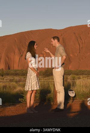 22. April 2014 – Yulara, AUSTRALIEN – der britische Prinz William und Kate, Herzogin von Cambridge, plaudern, bevor sie am Dienstag, den 22. April 2014 für ein Foto posieren. Der Duke und die Herzogin von Cambridge sind auf einer dreiwöchigen Tour durch Australien und Neuseeland, die erste offizielle Reise nach Übersee mit ihrem Sohn, Prinz George. (Bild: © Prensa Internacional/ZUMAPRESS.com) Stockfoto