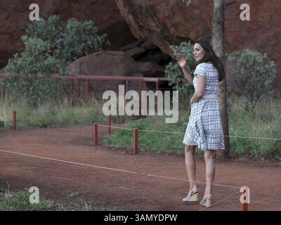 22. April 2014 – Yulara, AUSTRALIEN – die britische Herzogin Kate von Cambridge winkt am Dienstag, den 22. April 2014, auf dem Kuniya Walk in Uluru, Australien. (Bild: © Prensa Internacional/ZUMAPRESS.com) Stockfoto