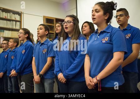 22. April 2014 - Jerusalem, Israel - der Chor der St. Die armenische Schule Tarkmanchatz singt auf Armenisch. Die Hebräische Universität veranstaltete ein Symposium zum 99. Jahrestag des armenischen Völkermords, den die Osmanen im Ersten Weltkrieg an den Christen Anatoliens begangen haben. Seit 1923 leugnet die Türkei Anschuldigungen. Israel hat den Völkermord aus Angst vor einer weiteren Unterbrechung der diplomatischen Beziehungen mit der Türkei nicht offiziell anerkannt. (Kreditbild: © Nir Alon/ZUMAPRESS.com) Stockfoto