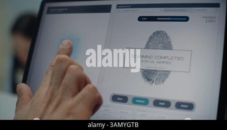 Check-in-Schalter im Flughafenterminal: Nahaufnahme eines Mannes, der Finger auf den Touchscreen zum Scannen von Fingerabdrücken drückt. Tablet Computer Display Software zur biometrischen Identifizierung von Touristen für den Flug. Stockfoto