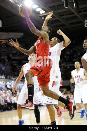 5. März 2014: Louisville Cardinals bewachen Russ Smith #2 mit einem Layup während eines NCAA Basketballspiels zwischen den University of Louisville Cardinals und der Southern Methodist University Mustangs am Moody Coliseum in Dallas, TX Louisville besiegte Southern Methodist 84–71 (Credit Image: © Albert Pena/Cal Sport Media/ZUMAPRESS.com) Stockfoto