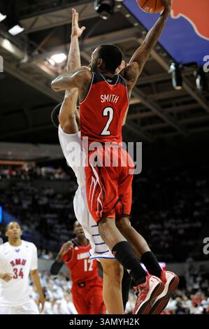 5. März 2014: Louisville Cardinals bewachen Russ Smith #2 dunks während eines NCAA Basketballspiels zwischen den University of Louisville Cardinals und der Southern Methodist University Mustangs am Moody Coliseum in Dallas, TX Louisville besiegte Southern Methodist 84-71(Credit Image: © Albert Pena/Cal Sport Media/ZUMAPRESS.com) Stockfoto
