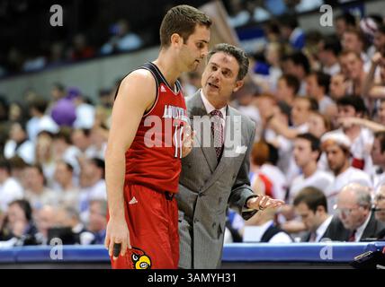 5. März 2014: Luke Hancock #11 spricht mit Louisville Cheftrainer Rick Pitino während eines NCAA Basketballspiels zwischen den University of Louisville Cardinals und der Southern Methodist University Mustangs im Moody Coliseum in Dallas, TX Louisville besiegte Southern Methodist 84-71(Credit Image: © Albert Pena/Cal Sport Media/ZUMAPRESS.com) Stockfoto