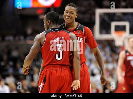 März 2014: Chris Jones #3 der Louisville Cardinals mit Terry Rozier #0 bei einem NCAA Basketballspiel zwischen den University of Louisville Cardinals und der Southern Methodist University Mustangs im Moody Coliseum in Dallas besiegte TX Louisville Southern Methodist 84-71(Credit Image: © Albert Pena/Cal Sport Media/ZUMAPRESS.com) Stockfoto