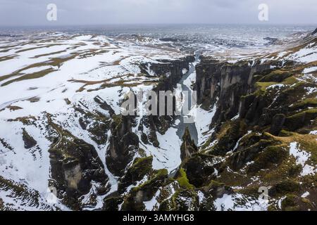 Luftaufnahme des Fjardargljufur Wasserfalls entlang des Canyons in Island. Stockfoto