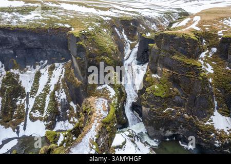 Luftaufnahme des Fjardargljufur Wasserfalls entlang des Canyons in Island. Stockfoto