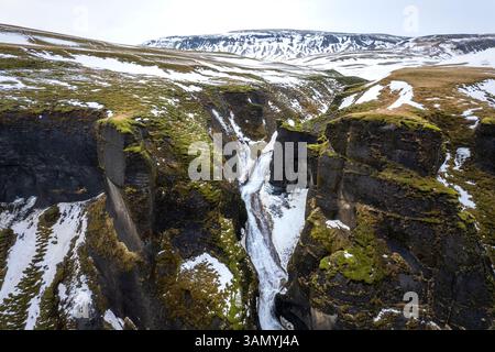 Luftaufnahme des Fjardargljufur Wasserfalls entlang des Canyons in Island. Stockfoto