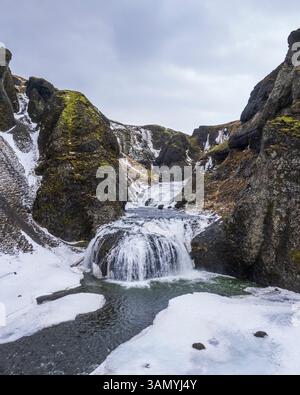 Luftaufnahme des Stjornarfoss-Wasserfalls im Winter in Island. Stockfoto