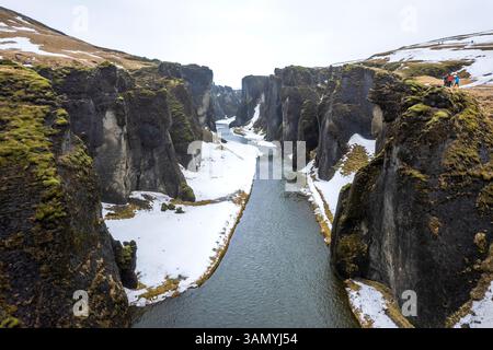 Blick aus der Vogelperspektive auf den Fjardargljufur Canyon mit Fluss im Winter, Island. Stockfoto