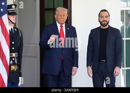 Washington, Usa. April 2025. US-Präsident Donald Trump begrüßt Präsident Nayib Bukele von El Salvador am 14. April 2025 im Weißen Haus in Washington. Foto: Yuri Gripas/ABACAPRESS. COM Credit: Abaca Press/Alamy Live News Stockfoto