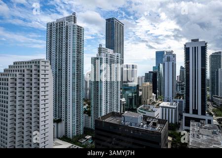 Blick aus der Vogelperspektive auf moderne Wolkenkratzer und Gebäude bei einem wunderschönen Sonnenuntergang, Brickell, USA. Stockfoto