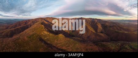 Panoramablick auf die Berge der Toskana direkt vor Sonnenuntergang Stockfoto