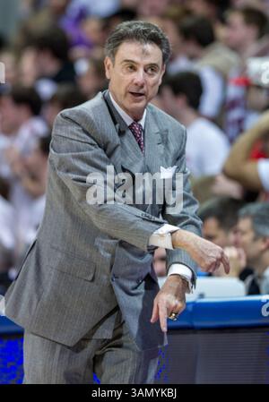 Rick Pitino, Cheftrainer der Louisville Cardinals, am Rande. Eines NCAA-Basketballspiels für Herren zwischen den Louisville Cardinals und den SMU Mustangs, Mittwoch, 5. März 2014 @ Moody Coliseum in Dallas, Texas. Louisville gewinnt 84-71.(Credit Image: © Manny Flores/Cal Sport Media/ZUMAPRESS.com) Stockfoto