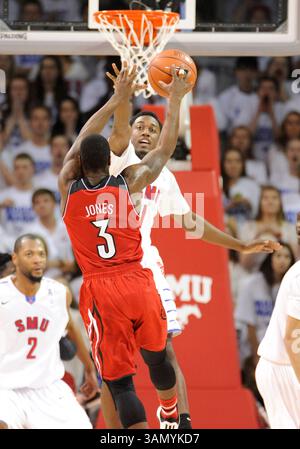 5. März 2014: Louisville Cardinals bewachen Chris Jones #3 während eines NCAA Basketballspiels zwischen den University of Louisville Cardinals und der Southern Methodist University Mustangs im Moody Coliseum in Dallas, TX Louisville besiegte Southern Methodist 84–71 (Foto: © Albert Pena/Cal Sport Media/ZUMAPRESS.com) Stockfoto