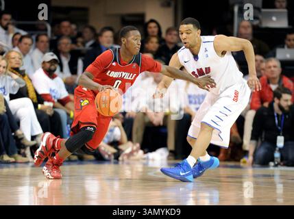 5. März 2014: Die Louisville Cardinals schlagen Terry Rozier #0 bei einem NCAA Basketballspiel zwischen den University of Louisville Cardinals und der Southern Methodist University Mustangs am Moody Coliseum in Dallas, TX Louisville besiegte Southern Methodist 84-71(Credit Image: © Albert Pena/Cal Sport Media/ZUMAPRESS.com) Stockfoto