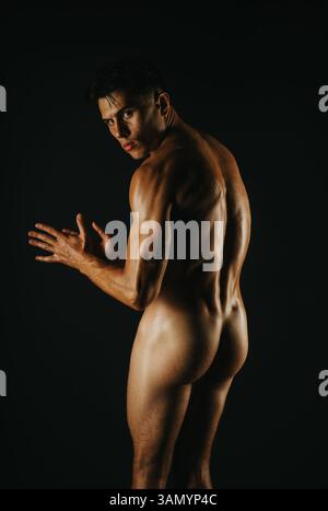 Sportlicher Mann in dramatischer Beleuchtung mit definierter Muskelphysik Stockfoto