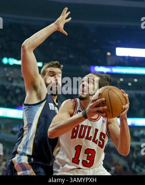 7. März 2014: Chicago, IL, USA – Joakim Noah der Chicago Bulls schaut in den Korb, als Marc Gasol von den Memphis Grizzlies (33) am Freitag, 7. März 2014 im United Center in Chicago verteidigt. Die Grizzlies besiegten die Bulls zwischen 85 und 77. (Kreditbild: © John J. Kim/MCT/ZUMAPRESS.com) Stockfoto