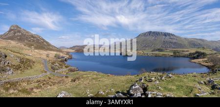 Panoramablick auf den abgelegenen Lake Cregennan in den walisischen Bergen in der Nähe von Dogellau, Gwnydd, Wales, Großbritannien am 9. April 2025 Stockfoto