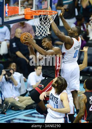 28. April 2014 – Charlotte, NC, USA – Miami Heat Center Chris Bosh (1) geht in einem Korb gegen Charlotte Bobcats Center Bismack Biyombo (0) und Bobcats Forward Josh McRoberts (11) während Spiel 4 des Viertelfinals der NBA Eastern Conference in der Time Warner Cable Arena in Charlotte, N.C., Montag, 28. April 2014. (Kreditbild: © Jeff SINER/MCT/ZUMAPRESS.com) Stockfoto