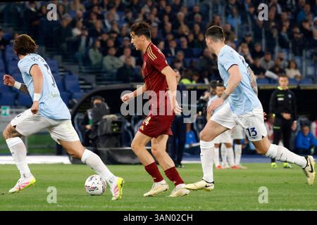 Rom, Italien. April 2025. Rom, Italien, 13. April 2025. Eldor Shomurodov, Zentrum von Roma, wird von Luca Pellegrini, links, und Alessio Romagnoli, aus Latium, während des italienischen Fußballspiels Serie A zwischen Latium und Roma im Olympiastadion herausgefordert. Das Spiel endete mit 1:1. Quelle: Riccardo De Luca - Update Images/Alamy Live News Stockfoto