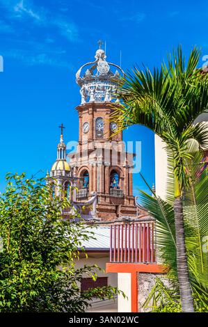 Ein Blick auf die Kuppel und das Dach der Kirche der Pfarrei unserer Lieben Frau von Guadalupe in Puerto Vallarta im frühen Frühling Stockfoto