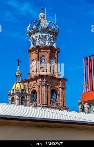Ein Blick auf den Turm der Kirche der Pfarrei unserer Lieben Frau von Guadalupe in Puerto Vallarta im frühen Frühling Stockfoto