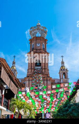 Blick auf die Kirche der Pfarrei unserer Lieben Frau von Guadalupe in Puerto Vallarta im frühen Frühling Stockfoto