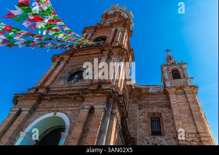 Ein Blick direkt nach oben auf die Kirche der Pfarrei unserer Lieben Frau von Guadalupe in Puerto Vallarta im frühen Frühling Stockfoto