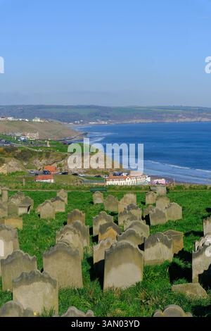12. April 2025 - Whitby, Großbritannien - Blick über den Friedhof neben Whitby Abbey und über die Küste. Stockfoto