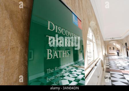 Museumskorridor mit schwarz-weiß gefliestem Boden Stockfoto