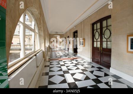 Museumskorridor mit schwarz-weiß gefliestem Boden Stockfoto